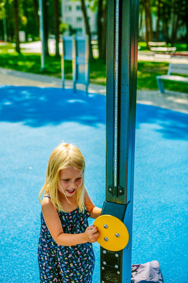 Piros interaktív árboc J3451-R® játszóterek Érzékelést fejlesztő és oktató jellegű játszótéri eszközök interaktív játék kép fénykép