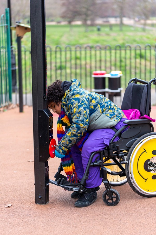 Piros interaktív árboc J3451-R® játszóterek Érzékelést fejlesztő és oktató jellegű játszótéri eszközök interaktív játék kép fénykép