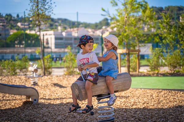 Fatörsz J880 játszóterek dinamikus játékok hagyományos eszközök kép fénykép