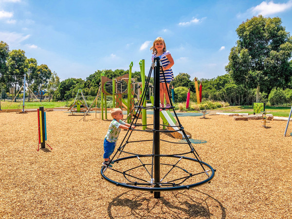 Forgó piramis R48-IPY-702 játszóterek dinamikus játékok forgó, pörgő játszótéri eszközök kép fénykép